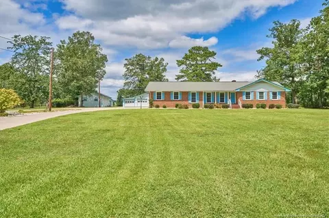 305 Lakeside Dr, Lumberton, NC 28360