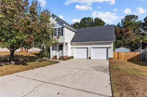 522 Sunpointe Dr, Hope Mills, NC 28348
