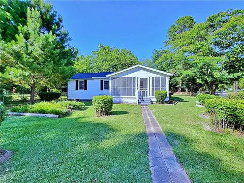 413 Pearl St, Roseboro, NC 28382
