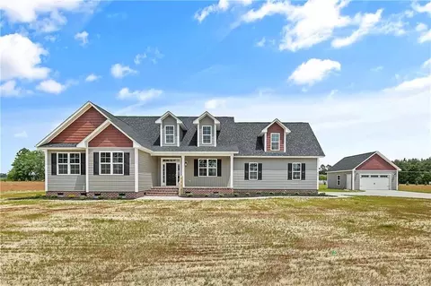 3018 Dinwiddle Dr, Wade, NC 28395