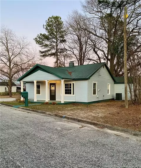 104 Mclaurin St, Maxton, NC 28364
