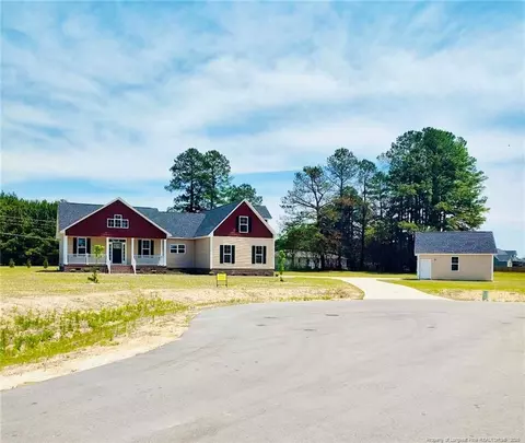 3002 Dinwiddle Dr, Wade, NC 28395