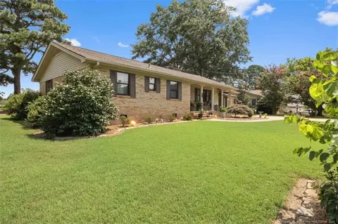 Exterior - 113 Castle Dr, Smithfield, NC 27577 photo 3 of 8