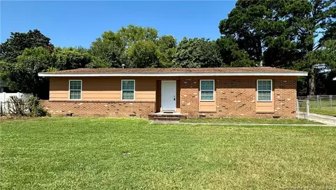 724 Glensford Dr, Fayetteville, NC 28314