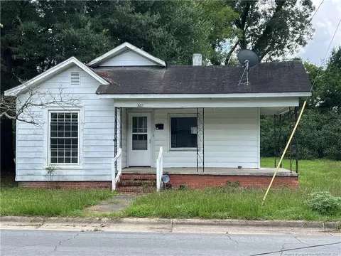 807 Mckoy St, Clinton, NC 28328
