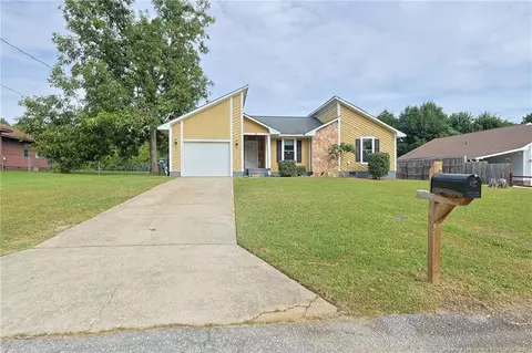 6346 Hawfield Dr, Fayetteville, NC 28303