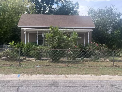 338 S Elizabeth St, Saint Pauls, NC 28384