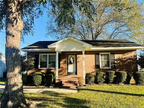 1303 E 9th St, Lumberton, NC 28358