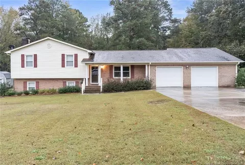 226 Red Oak Dr, Spring Lake, NC 28390