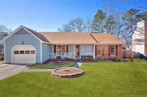 7462 Fairpoint Rd, Fayetteville, NC 28314