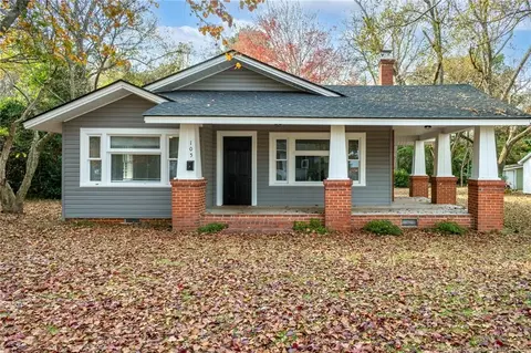 105 N Elm St, Maxton, NC 28364
