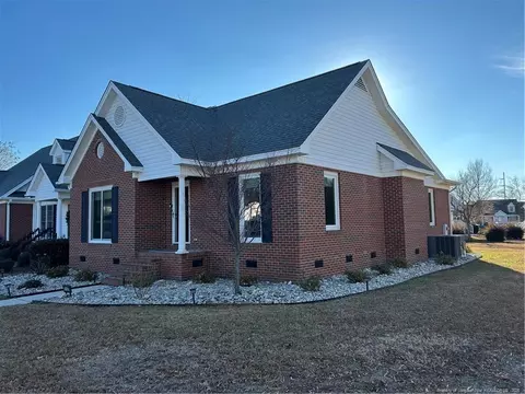 712 Amberleaf Dr, Lumberton, NC 28358