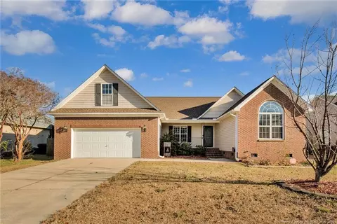 1111 Thistle Gold Dr, Hope Mills, NC 28348