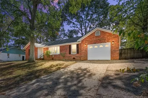 907 Dandridge Dr, Fayetteville, NC 28303