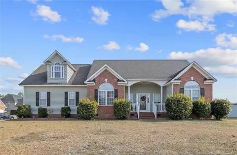 803 Danelaw Dr, Hope Mills, NC 28348