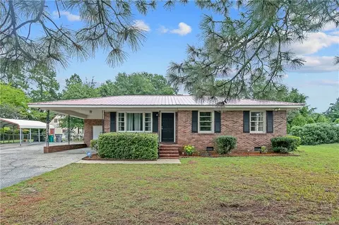4914 Pinewood Dr, Hope Mills, NC 28348