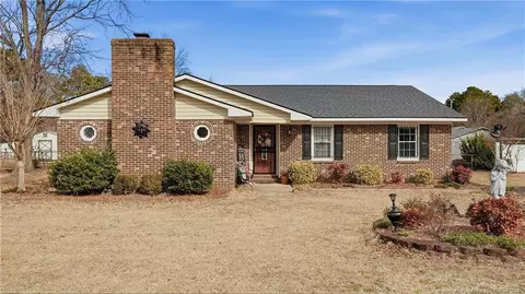 3718 Floyd Dr, Hope Mills, NC 28348