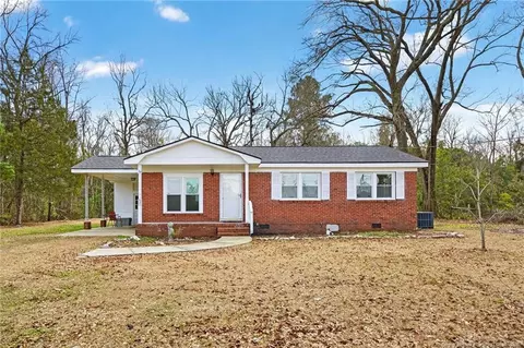 1586 Tom Starling Rd, Fayetteville, NC 28306