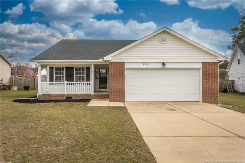 625 Creedmoore Cir, Hope Mills, NC 28348