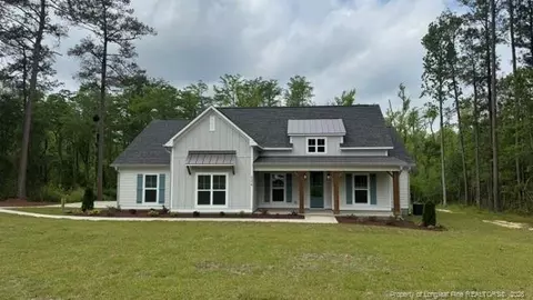 5379 Clubhouse Ln, Hope Mills, NC 28348