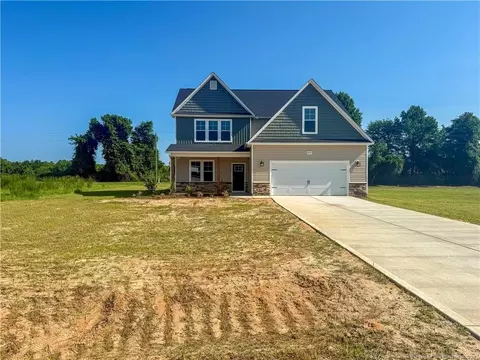 6517 Madelyn Dr, Wade, NC 28395 photo 1