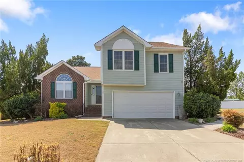 704 Fairbluff Dr, Hope Mills, NC 28348