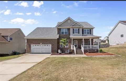 3932 Hunting Path Dr, Hope Mills, NC 28348