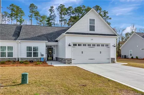 204 Oak Pointe Cir, Lumberton, NC 28358