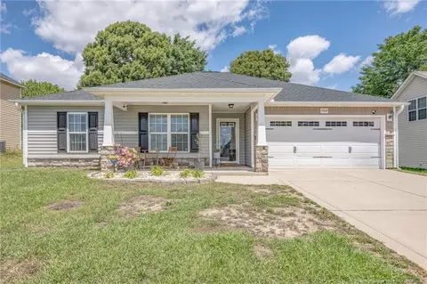 5264 Goshawk Dr, Hope Mills, NC 28348