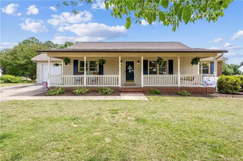2204 Dunbar Dr, Sanford, NC 27332
