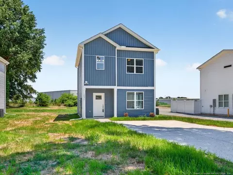 Exterior - 1021 E Harnett St, Dunn, NC 28334 photo 3 of 9