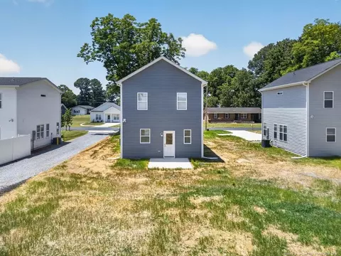 Exterior - 1021 E Harnett St, Dunn, NC 28334 photo 8 of 9