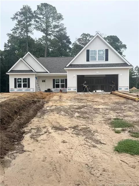 1038 White Plains Dr, Fayetteville, NC 28312
