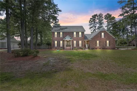 5400 Labrador Dr, Hope Mills, NC 28348
