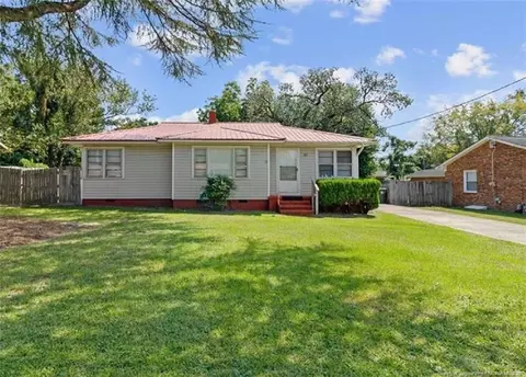 909 Sandalwood Dr, Fayetteville, NC 28304