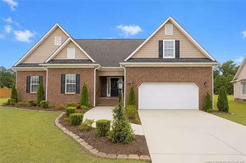 1918 Sunshine Ct, Hope Mills, NC 28348