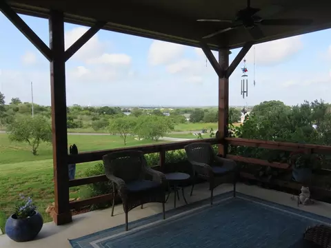 609 E Houston St, Llano, TX 78643 photo 4
