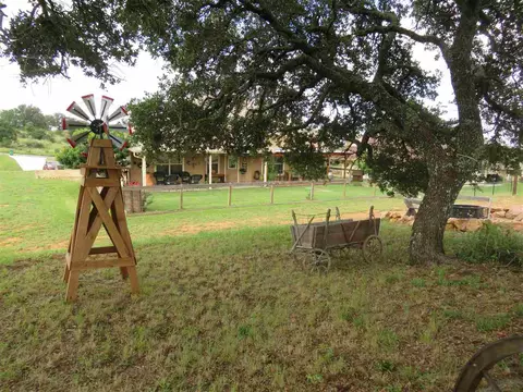 609 E Houston St, Llano, TX 78643 photo 20