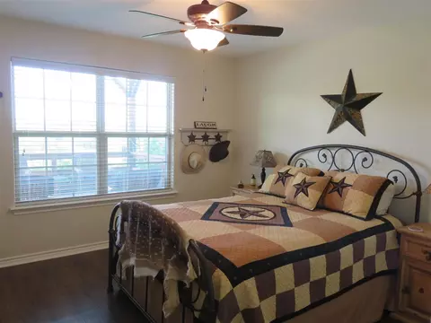 609 E Houston St, Llano, TX 78643 photo 7