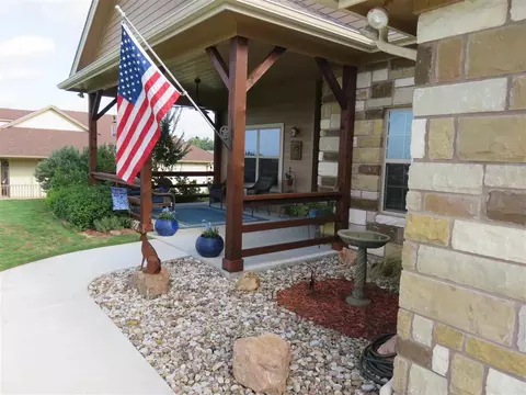 609 E Houston St, Llano, TX 78643 photo 2