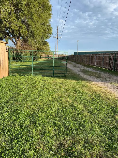 408 E Graves St, Burnet, TX 78611 photo 18