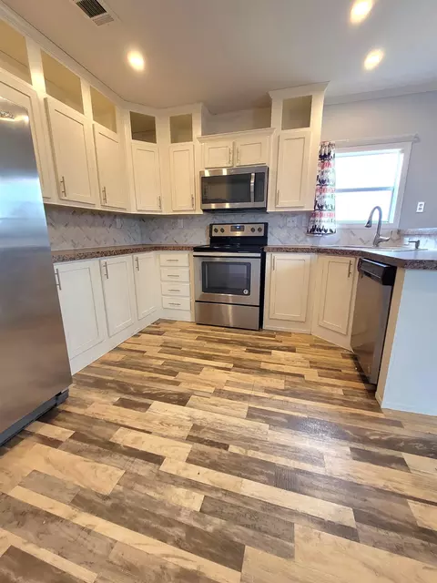 207 E Houston St, Llano, TX 78643 photo 4