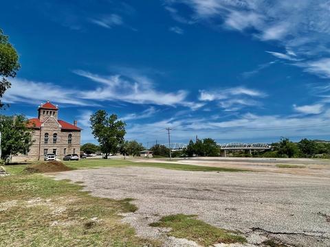 209 E Main St, Llano, TX 78643 photo 4
