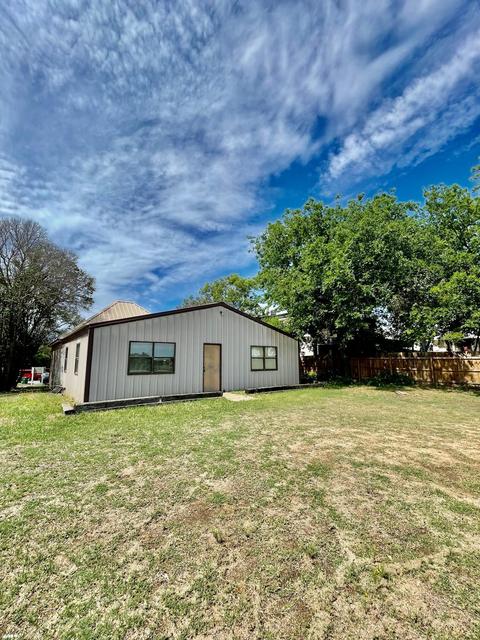 209 E Main St, Llano, TX 78643 photo 3