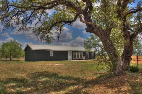 706 E Tarrant St, Llano, TX 78643 photo 1