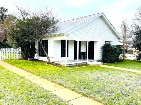110 E Lampasas, Llano, TX 78643 photo 1