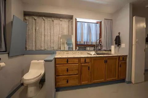 Bath - 212 Rio Llano Dr, Llano, TX 78643 photo 3 of 4