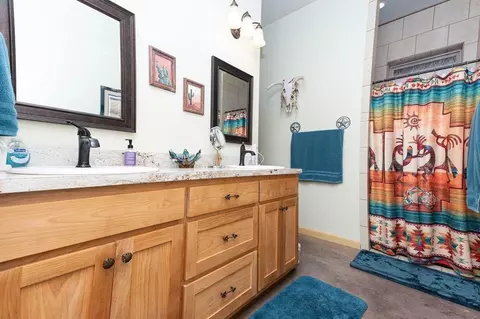 Bath - 212 Rio Llano Dr, Llano, TX 78643 photo 1 of 4