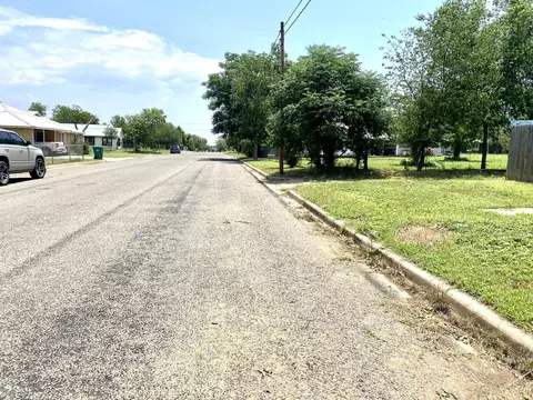 804 E Luce, Llano, TX 78643 photo 2
