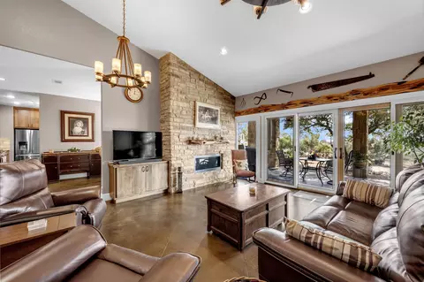 209 W Rio Llano Dr, Llano, TX 78643 photo 4